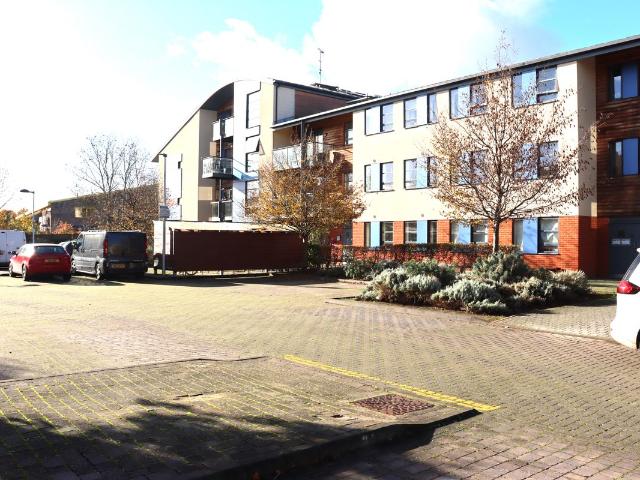 Apartment for rent in Row Town, Surrey