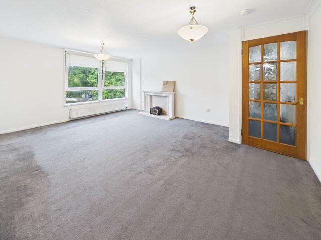 Apartment for rent in Maryhill Park, Summerston