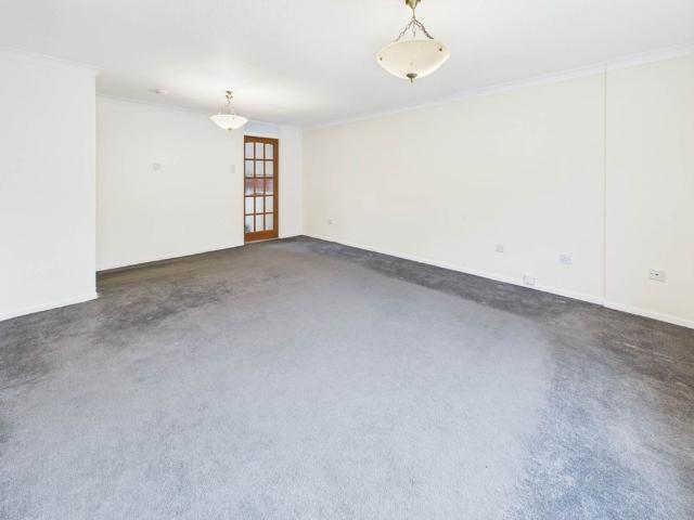 Apartment for rent in Maryhill Park, Summerston