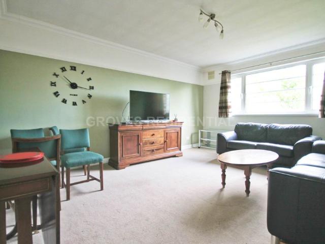 Apartment for rent in London Borough of Merton, Raynes Park