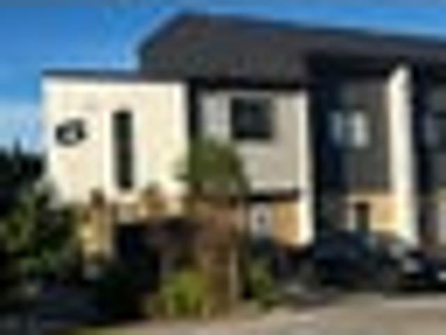 Townhouse for sale in Oratia