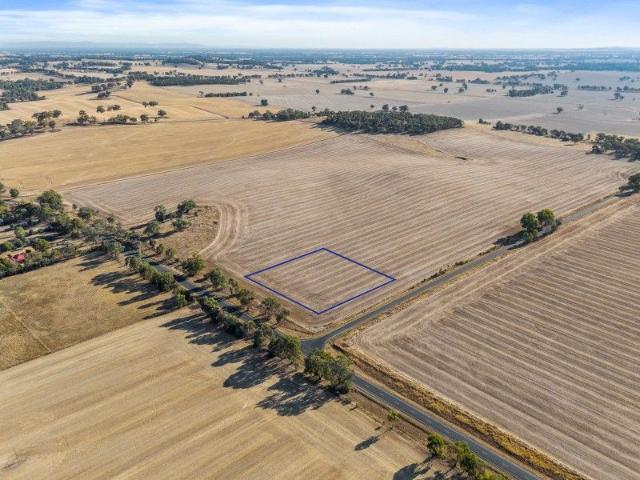 Cottage for sale in Lake Rowan, Victoria