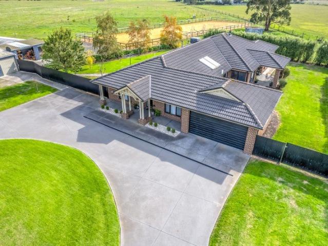 Cottage for sale in Allambee, Victoria