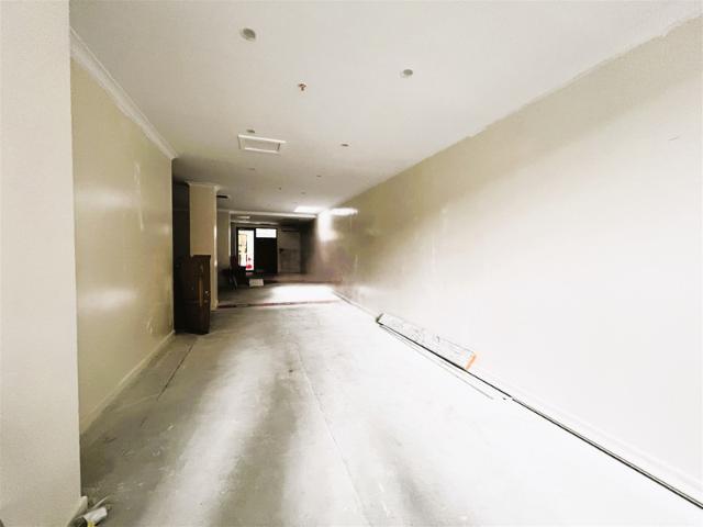Showroom for rent in Carlton
