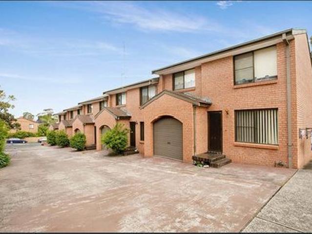 Townhouse for rent in Wollongong West, New South Wales
