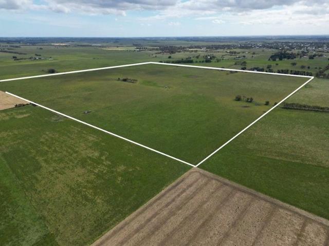 Cottage for sale in Mortlake, Victoria