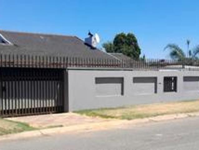 House for sale in Roodepoort, City of Johannesburg Metropolitan Municipality