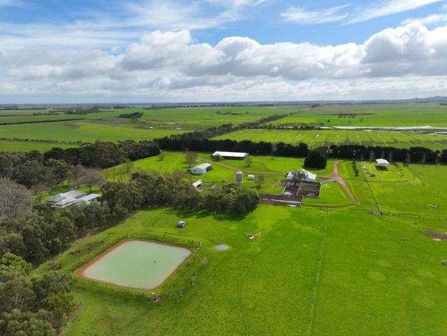Cottage for sale in Mortlake, Victoria