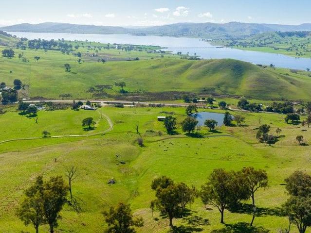 Cottage for sale in Tangambalanga, Victoria