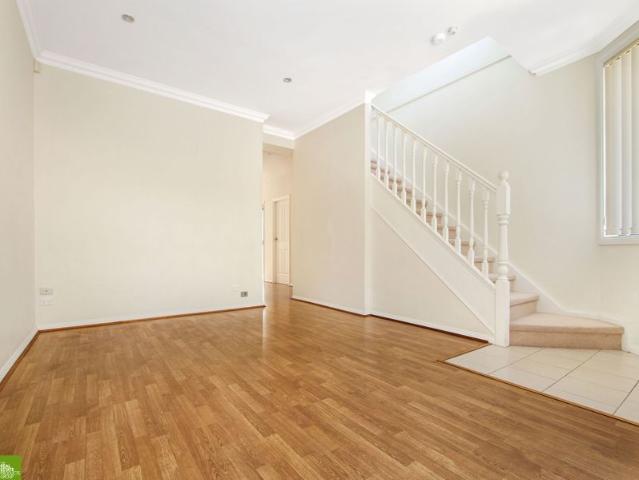 Townhouse for rent in Wollongong West, New South Wales
