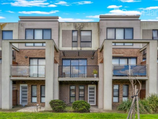 Townhouse for rent in Highlands, Melbourne