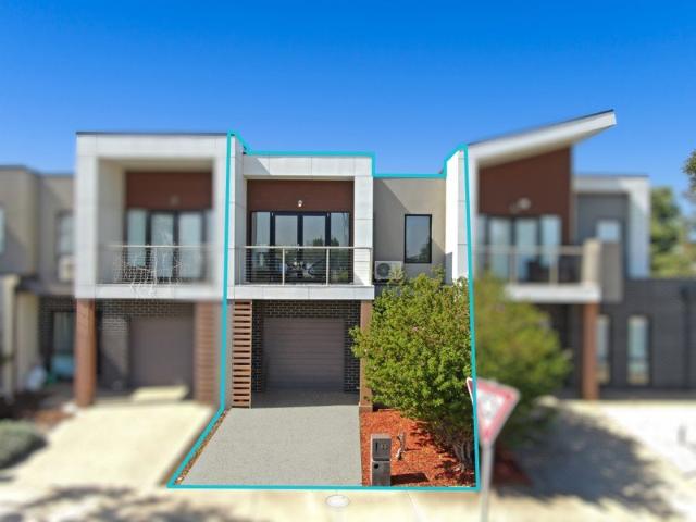 Townhouse for sale in Williams Landing, Melbourne