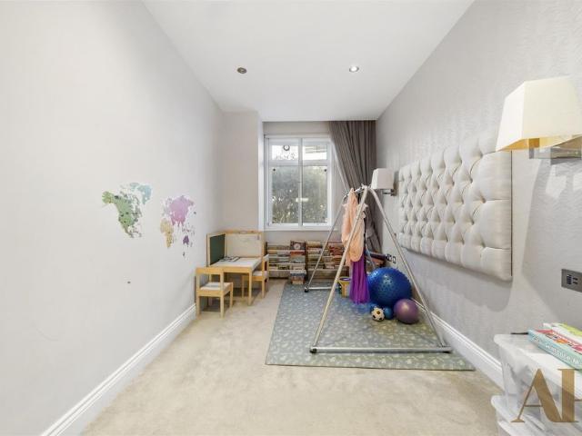 Apartment for rent in St. John's Wood, Cat Hill