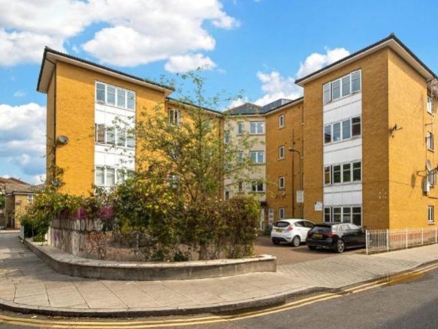 Apartment for rent in East Wick, Greater London
