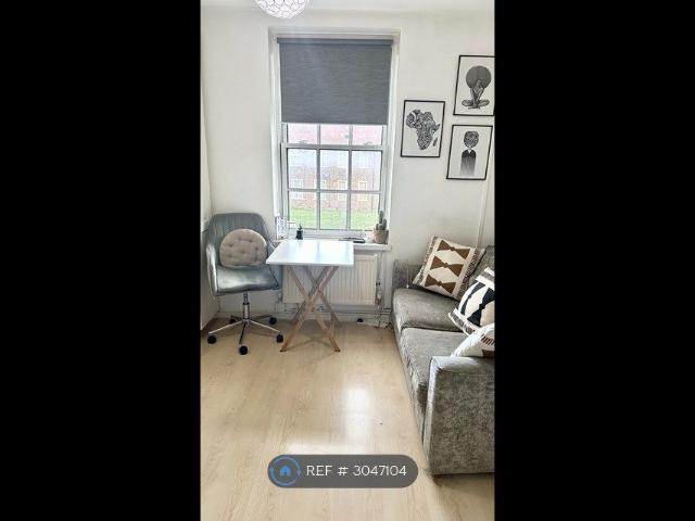 Studio for rent in Charlton, Greater London