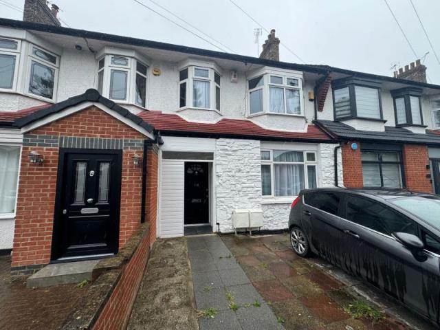 Apartment for rent in Bowes, Greater London
