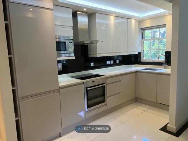 Apartment for rent in Blackhills, Surrey