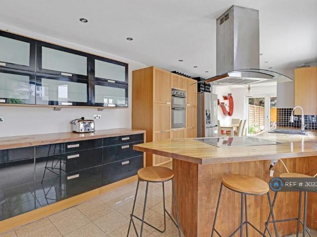 House for rent in Charlton, Greater London