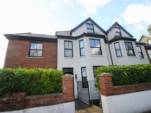 Apartment for rent in Totteridge, Cressex