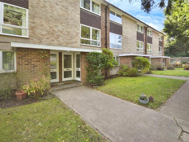 Apartment for rent in Blackhills, Surrey