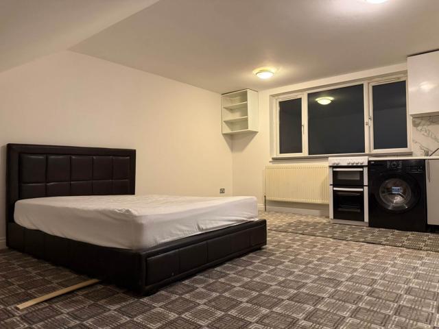 Studio for rent in London Borough of Ealing, Cat Hill