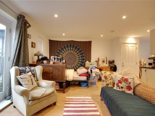 House for rent in Row Town, Surrey