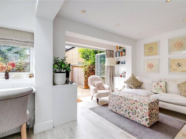 Room for rent in Queen's Park, Cat Hill