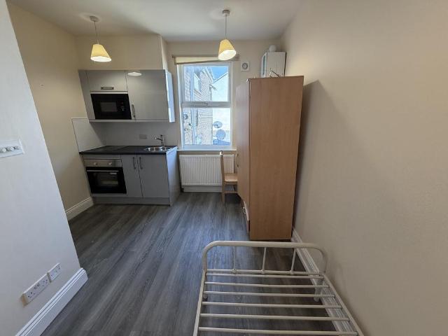 Apartment for rent in Queen's Park, Greater London