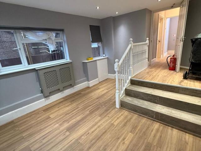 Apartment for rent in Totteridge, Cressex