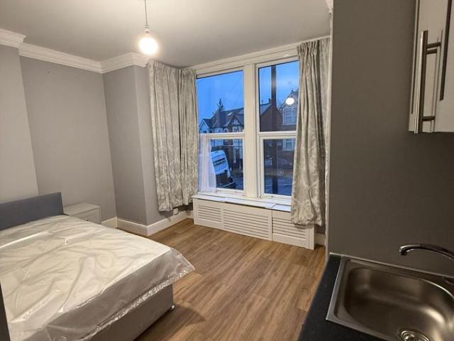Studio for rent in Totteridge, Cressex