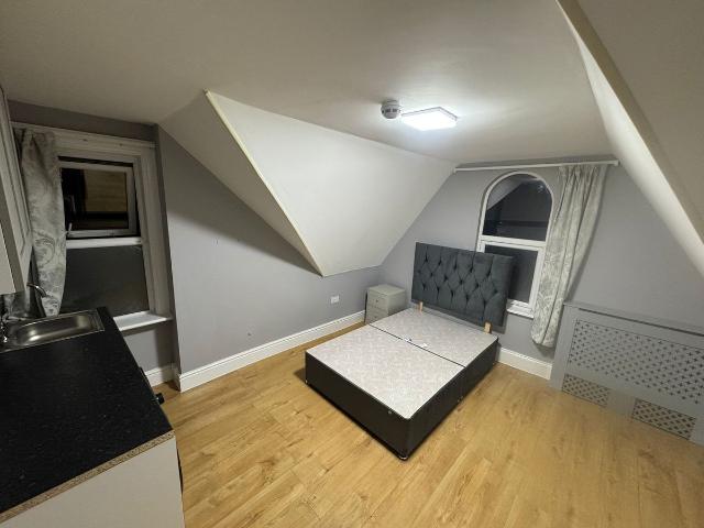 Studio for rent in Totteridge, Cressex
