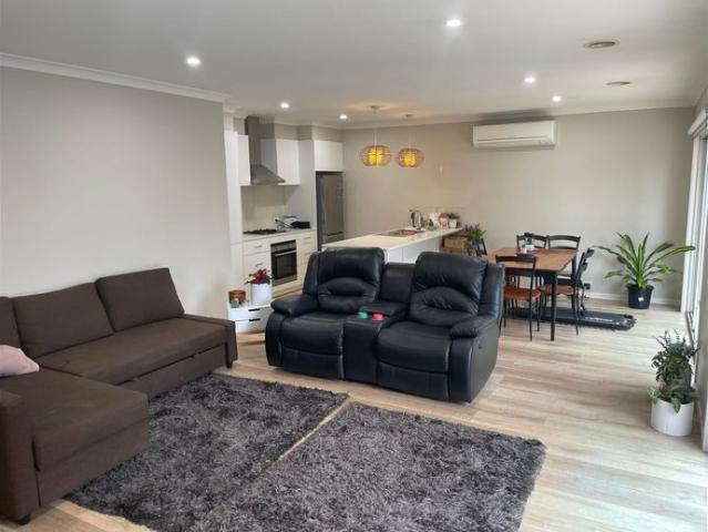 Townhouse for rent in Hamlyn Heights, Geelong