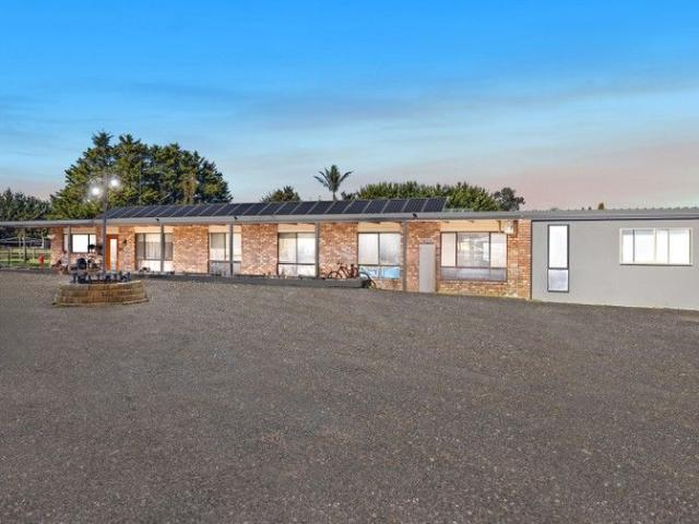 Cottage for sale in Cranbourne South, Victoria