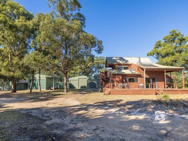 Cottage for sale in Paynesville, Victoria