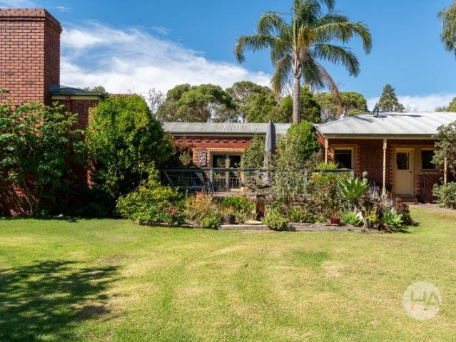 Cottage for sale in Camerons Creek, Victoria