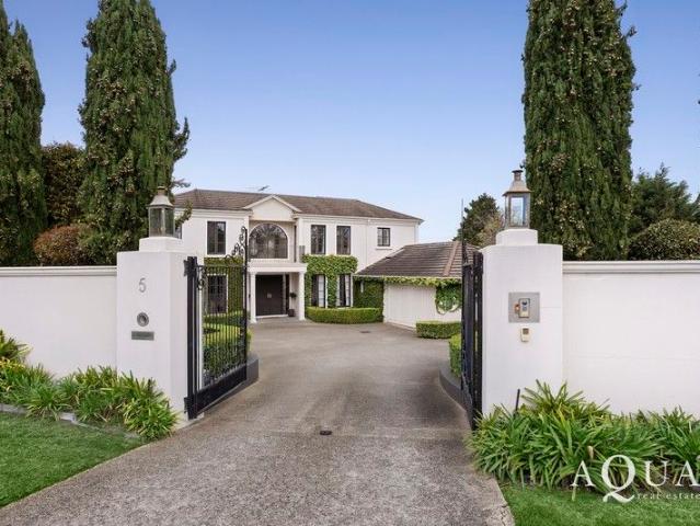 Cottage for sale in Mount Eliza, Victoria