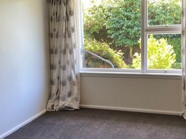 Townhouse for rent in Chaslands, Canterbury