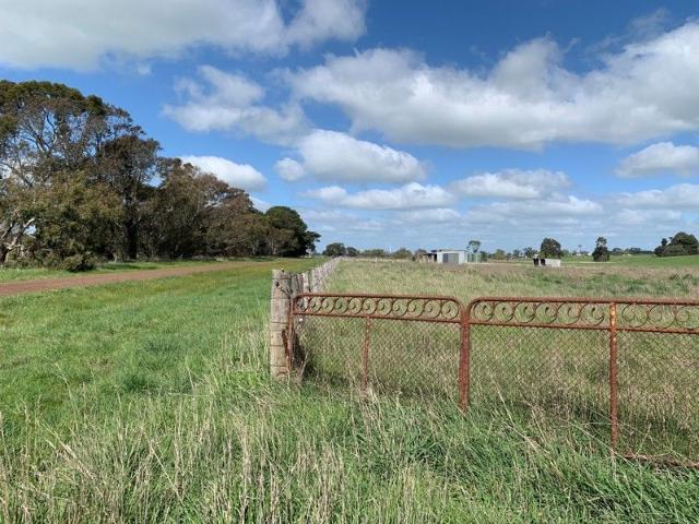 Cottage for sale in Mortlake, Victoria