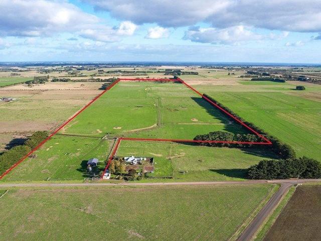 Cottage for sale in Winslow, Victoria