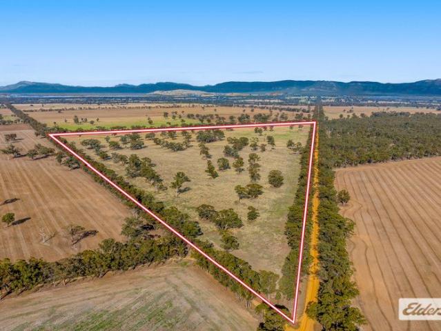 Cottage for sale in Glenorchy, Victoria
