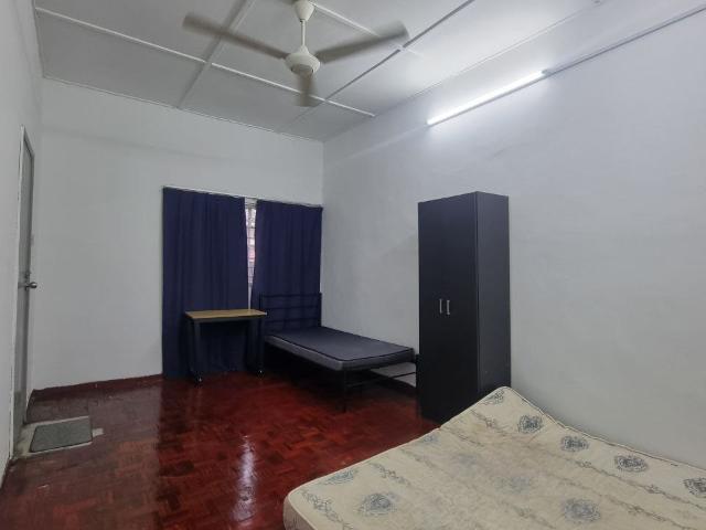 Room for rent in Petaling, Alam Impian