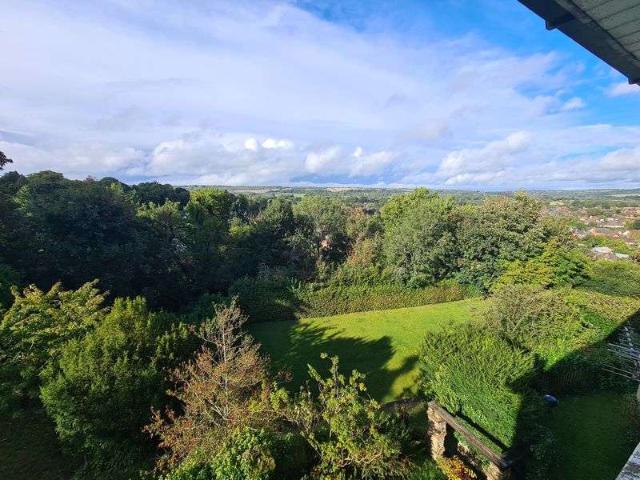 Property for rent in Frith Hill, Fole