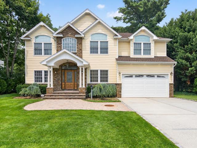 House for sale in Roslyn Heights, Nassau County