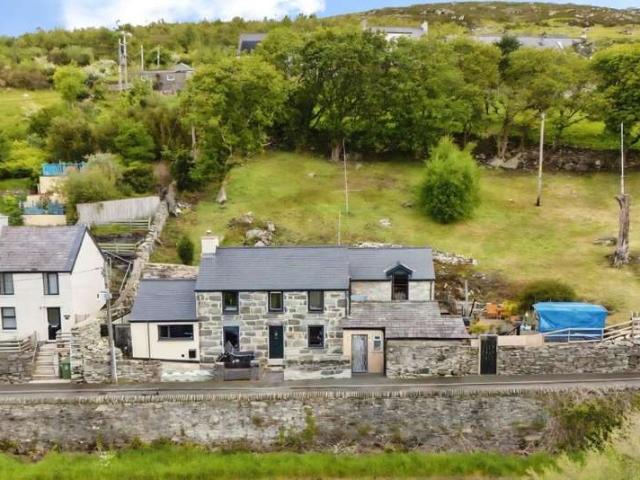 Property for sale in Llanllyfni, Talysarn