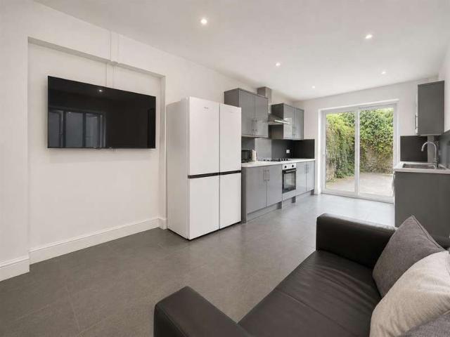 Property for rent in Pengam Green, Falcon Lodge