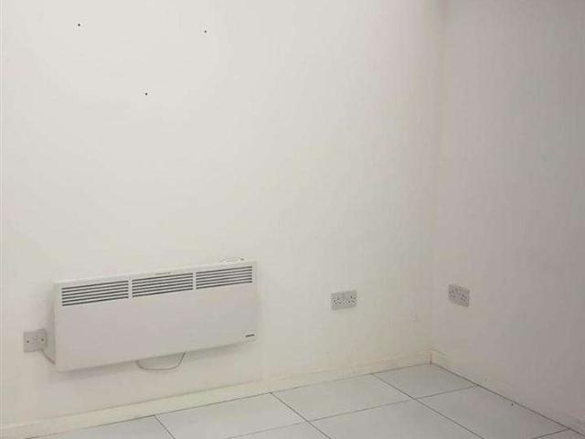 Commercial for rent in Calderstones