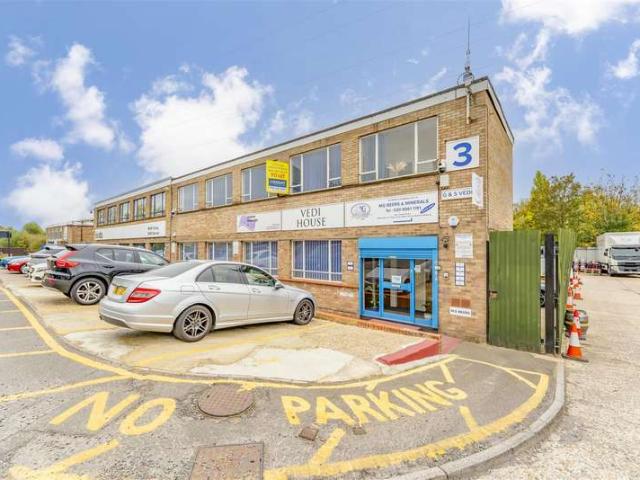 Property for sale in Iver, Richings Park