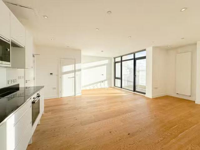 House for rent in Row Town, Surrey