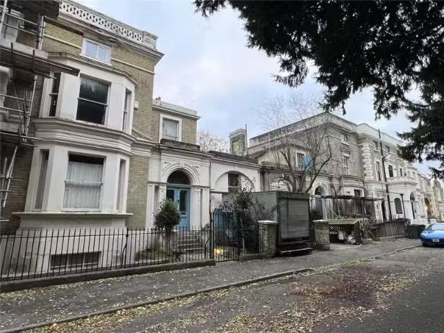 Apartment for sale in Berrylands, Surbiton