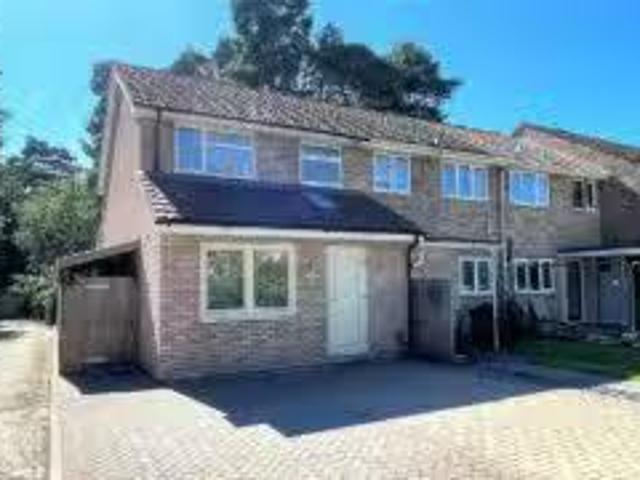 Apartment for rent in Heatherside, Heol-las